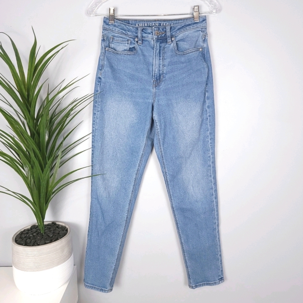 American Eagle Medium Wash Size 2 Mom Jeans
